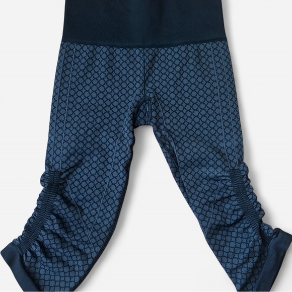 lululemon athletica Pants - Lululemon In The Flow Crop ll Capris